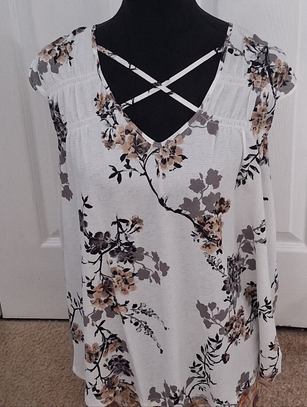 Maurices White Floral Sleeveless Tank Top   Size 2